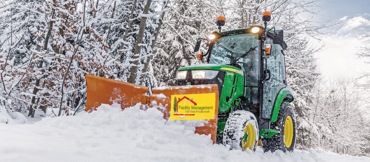 Winterdienst mit John Deere Kommunaltraktor in Freudenstadt